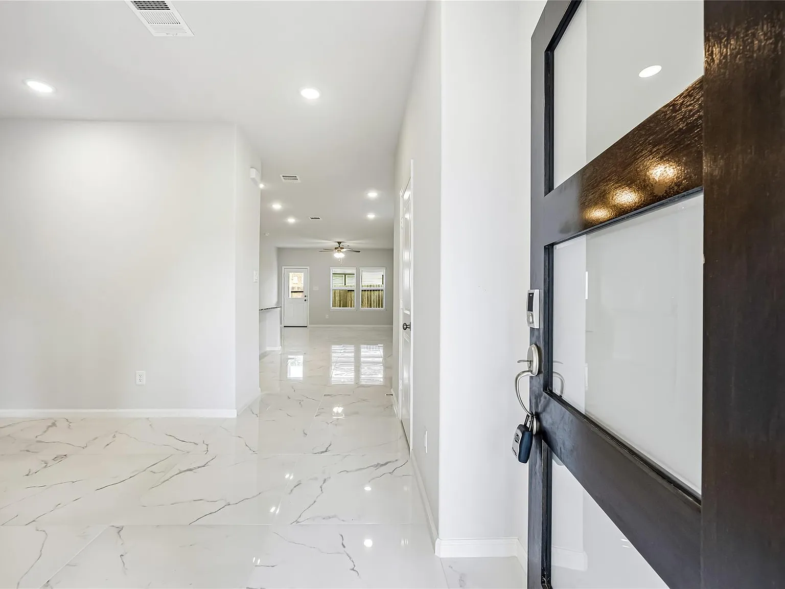 4 bed, 2.5 bath, 2546 sqft, $2,400 — Photo 3