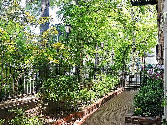 3rd image of 25 Minetta Ln APT 4C