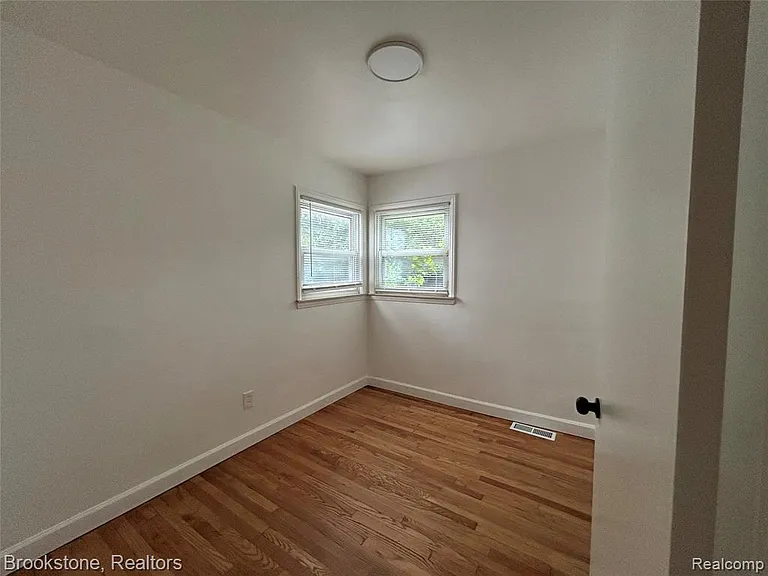 26707 Penn St — Photo 16