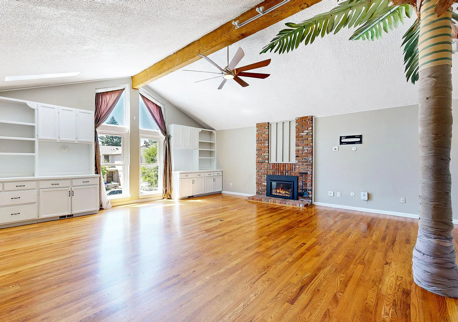 Stunning 3 bed/2 bath home available now — Photo 2
