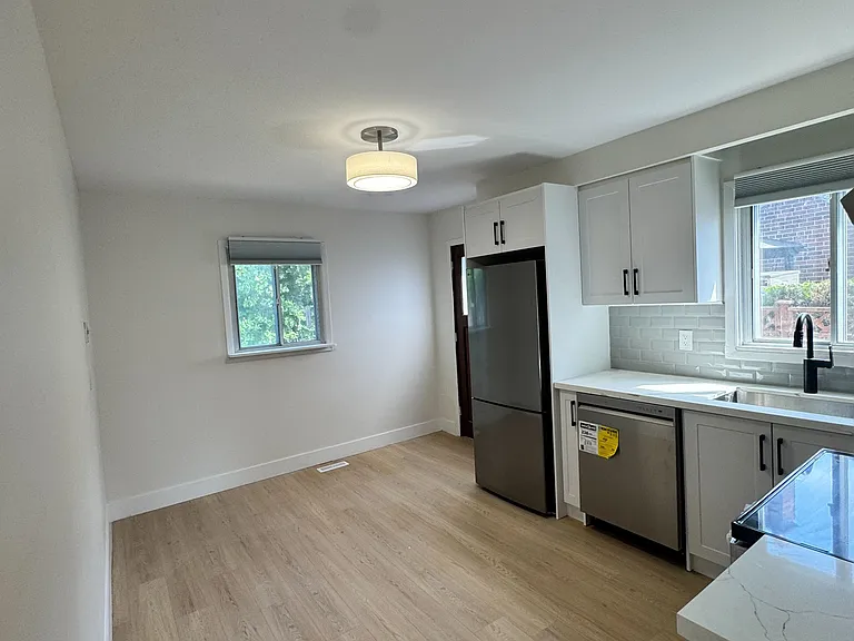 29 Dellbrook Cres — Photo 5