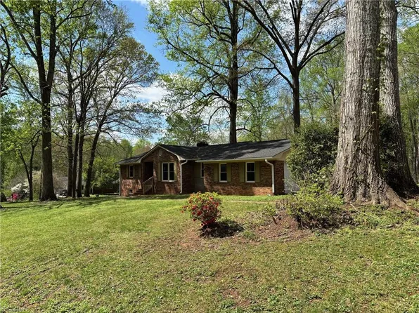 4896 Candlelight Dr, Winston Salem, NC 27107