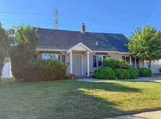 84 Cornflower Rd, Levittown, NY 11756