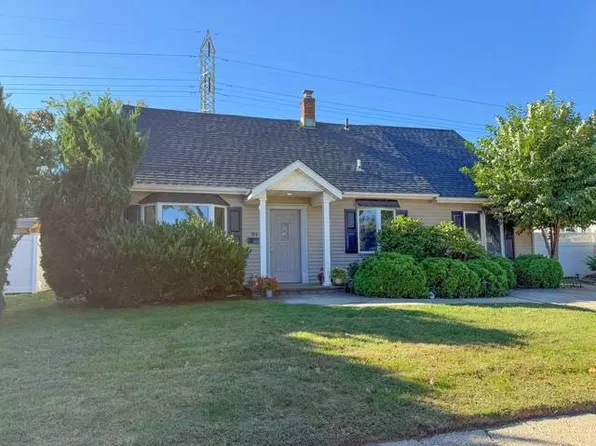 84 Cornflower Rd, Levittown, NY 11756