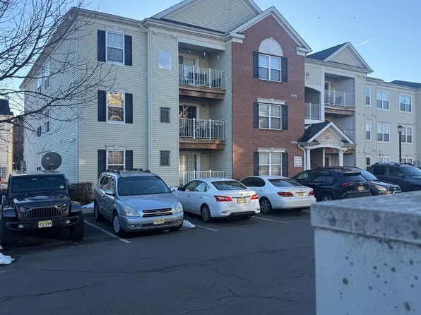 1035 Dogwood Ct, New Brunswick, NJ 08901