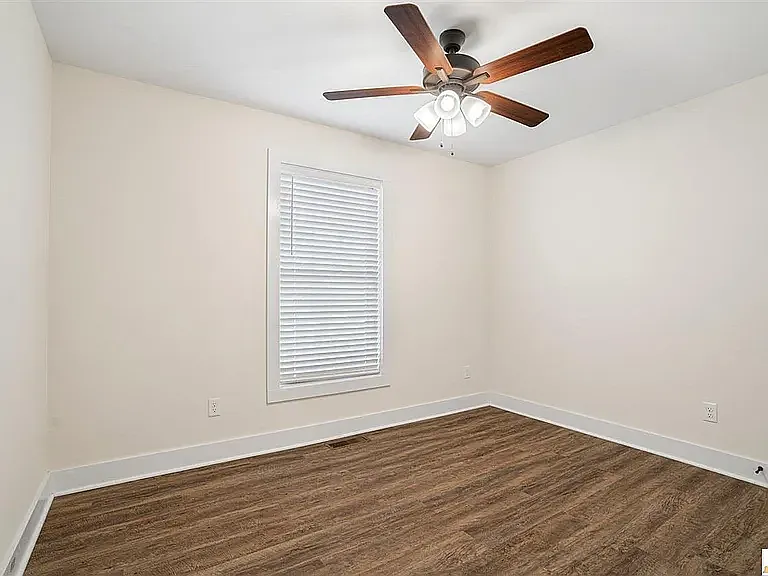 452 Glenview Dr — Photo 17