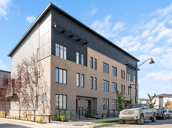 8161 N 8th Ave SW, Calgary, AB T3H 0R6