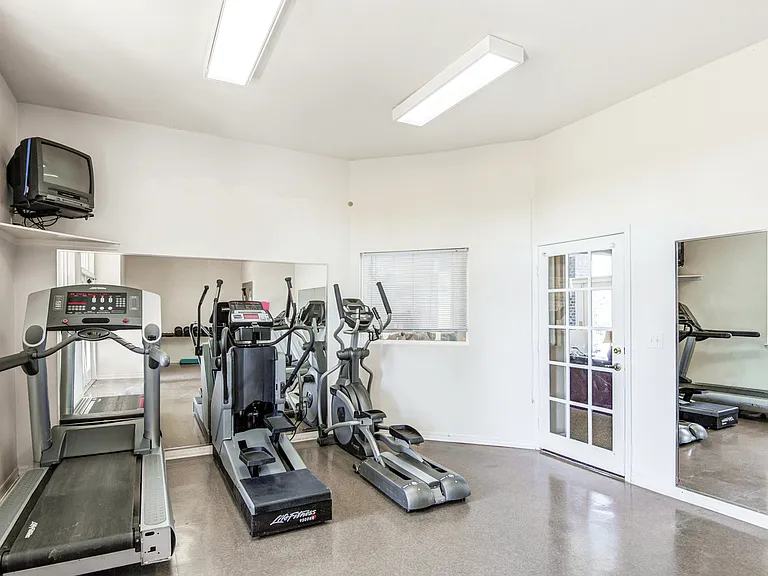 Oak Crest Apartments — Photo 20