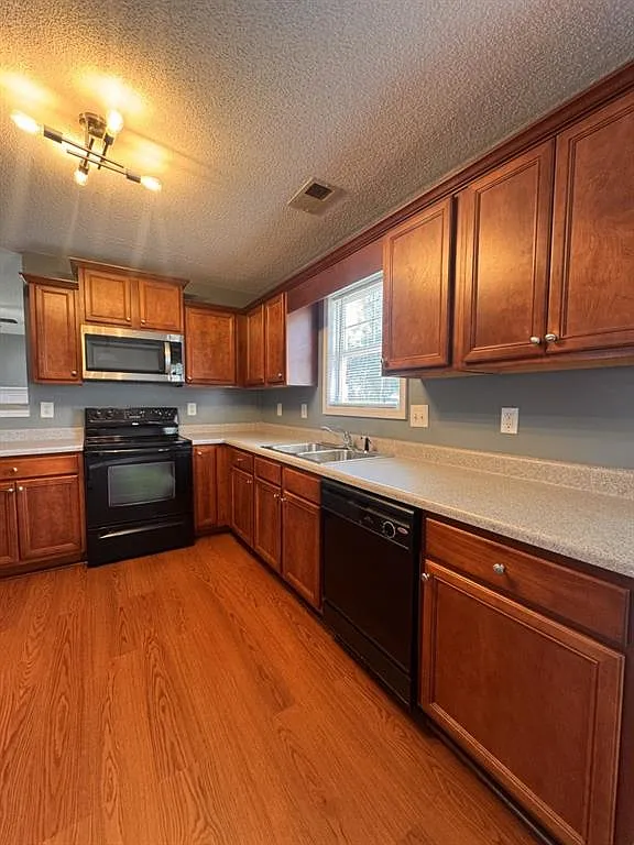 4 bed, 2.5 bath, 2192 sqft, $2,500 — Photo 4