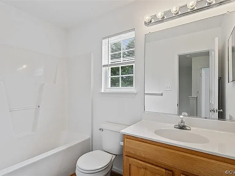 110 Laurens Ln — Photo 8