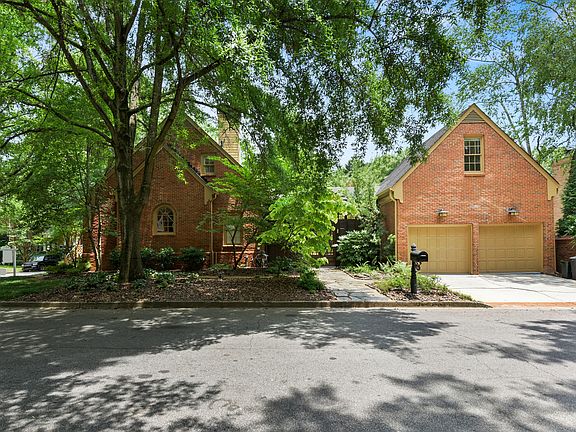 5th image of 1076 Sheridan Park