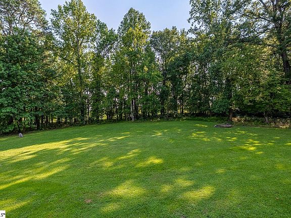 4th image of 822 Mount Moriah Rd