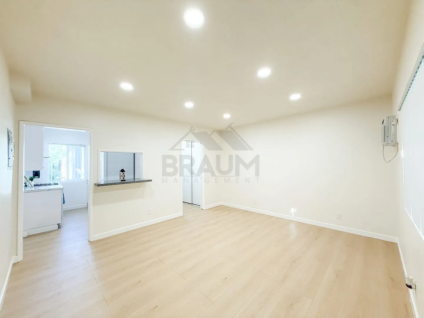 15546 VANOWEN STREET — Photo 2