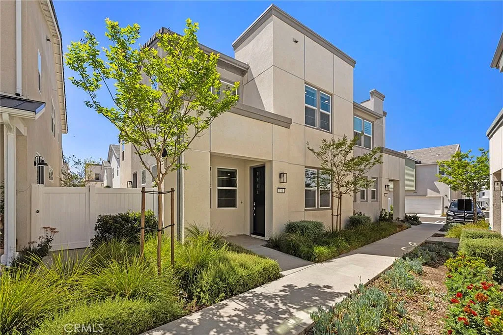 3 bed, 2.5 bath, 1889 sqft, $5,000 — Photo 1