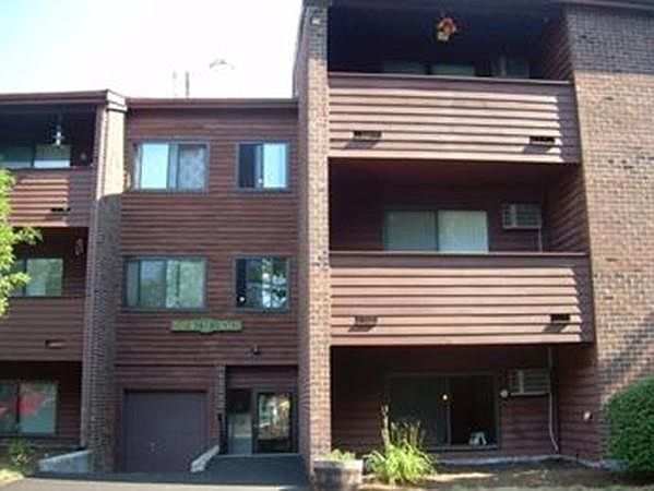 2nd image of 17 Davis Rd APT A15