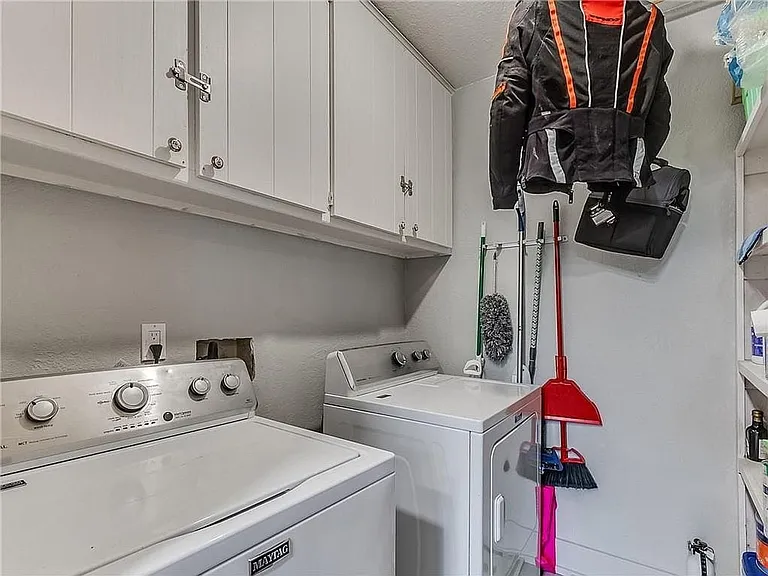 2104 Whiteoak Cir — Photo 22