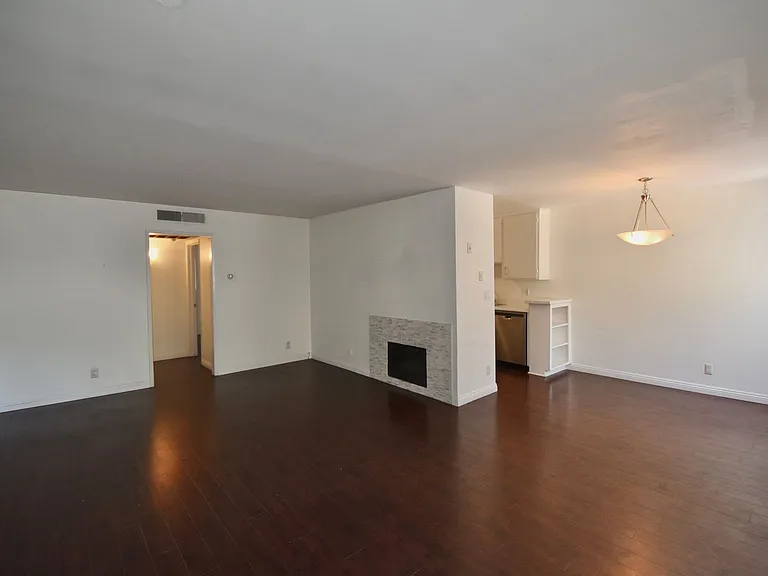 15128-44 Burbank Blvd — Photo 4