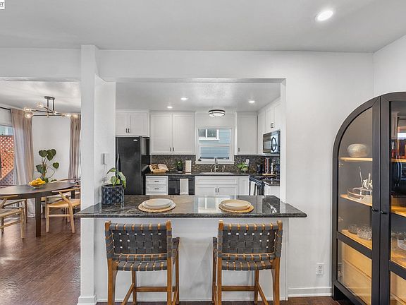 5th image of 2672 Watson St