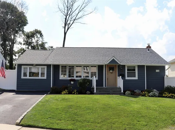 31 Prestwick Terrace, Glen Cove, NY 11542