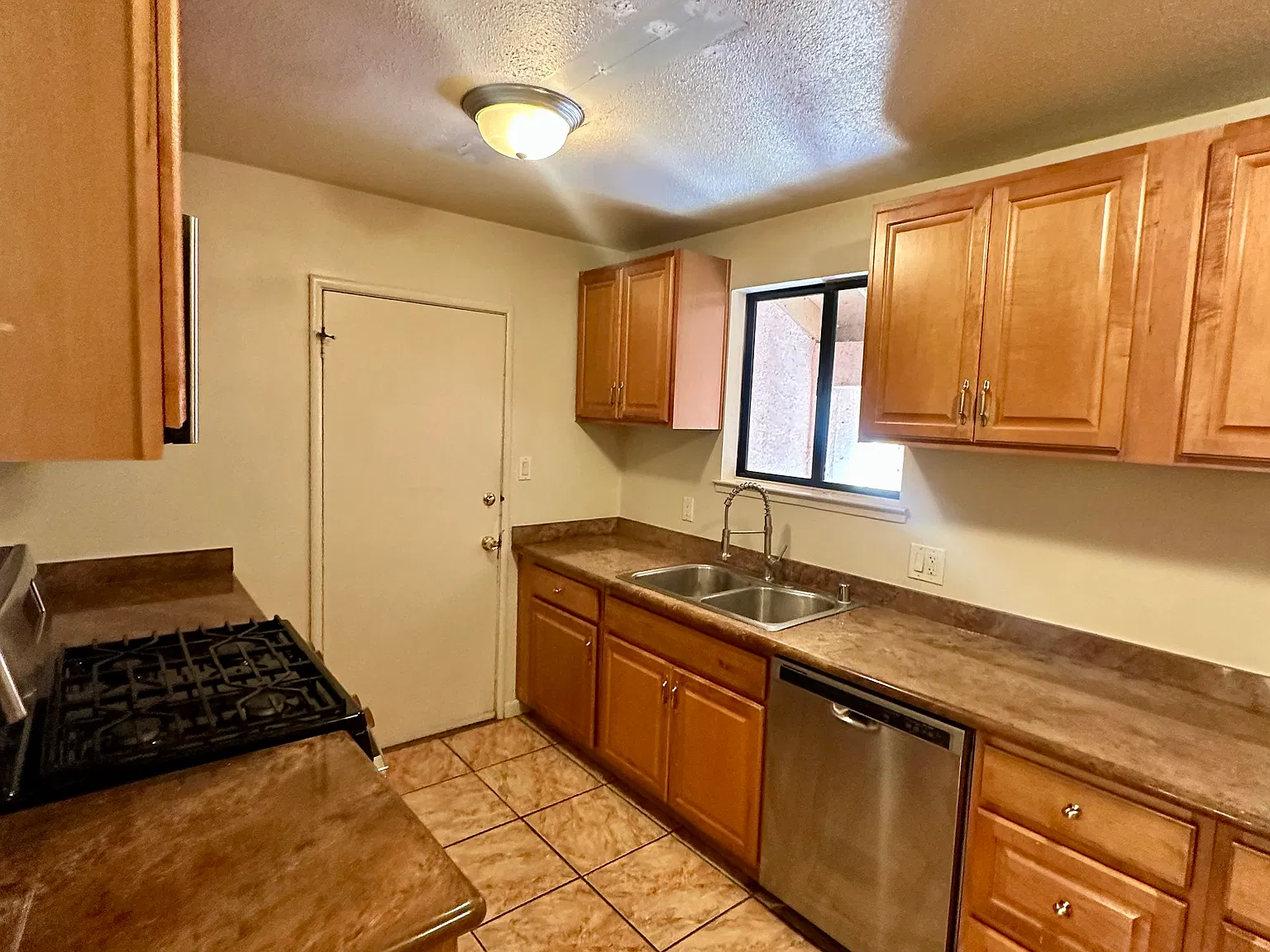 4 bed, 1470 sqft, $3,975 — Photo 1