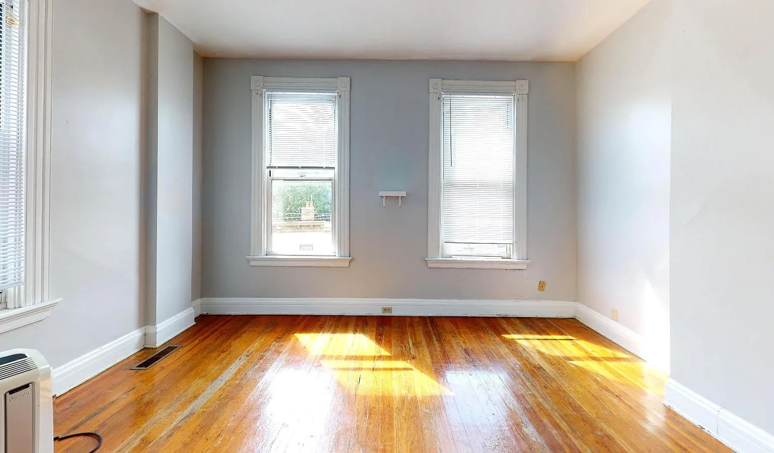 5 bed, 2.5 bath, 2204 sqft, $2,199 — Photo 2