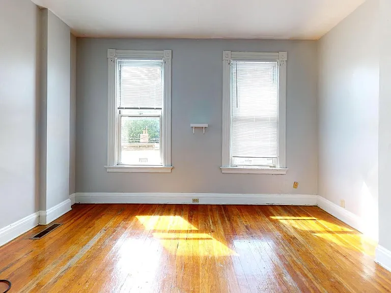 2222 Flora St — Photo 2