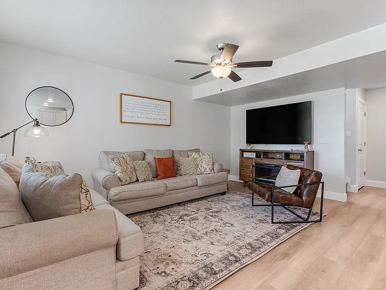 231 W Seasons Ln — Photo 17
