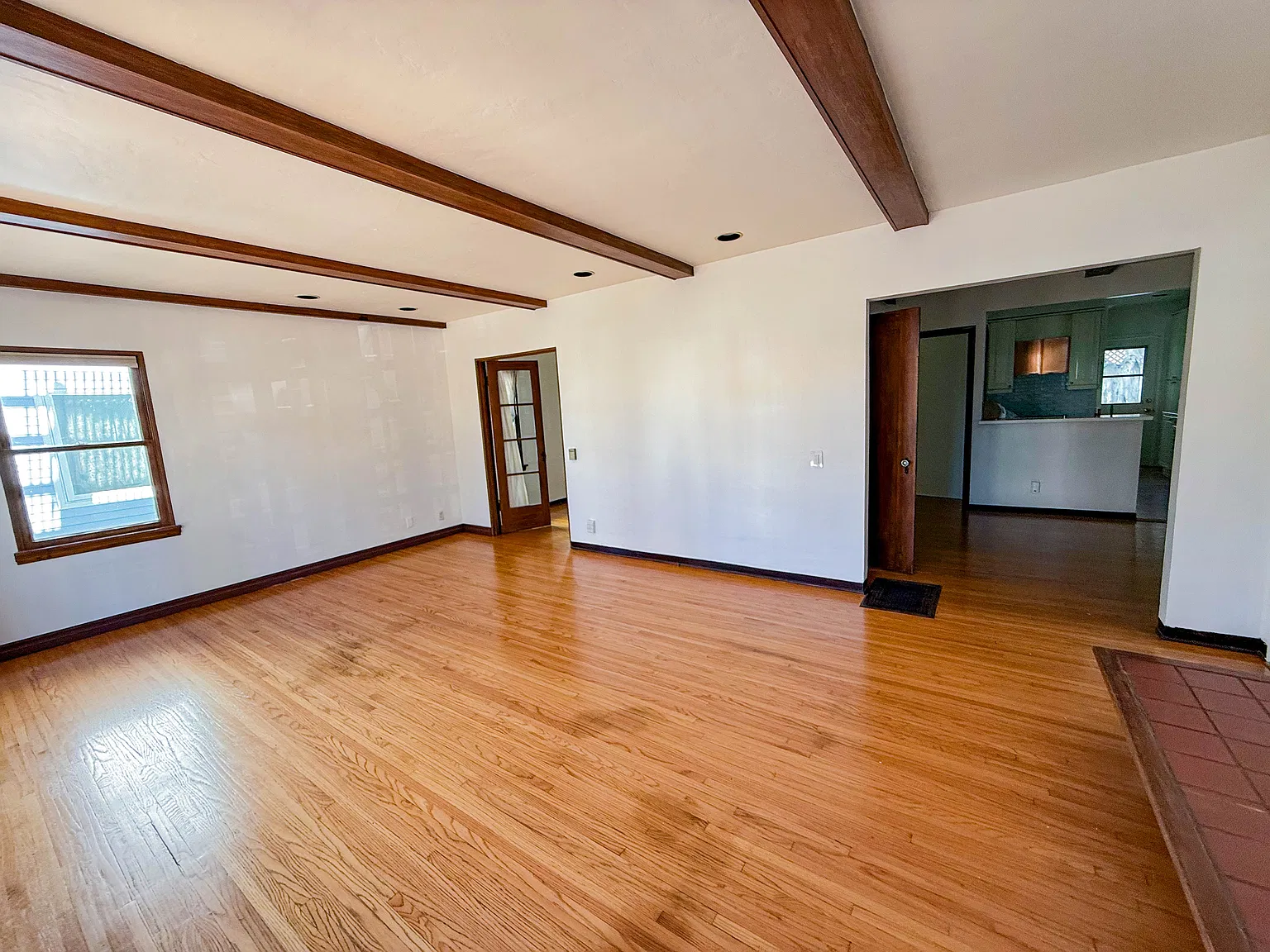 3 bed, 1350 sqft, $4,295 — Photo 4