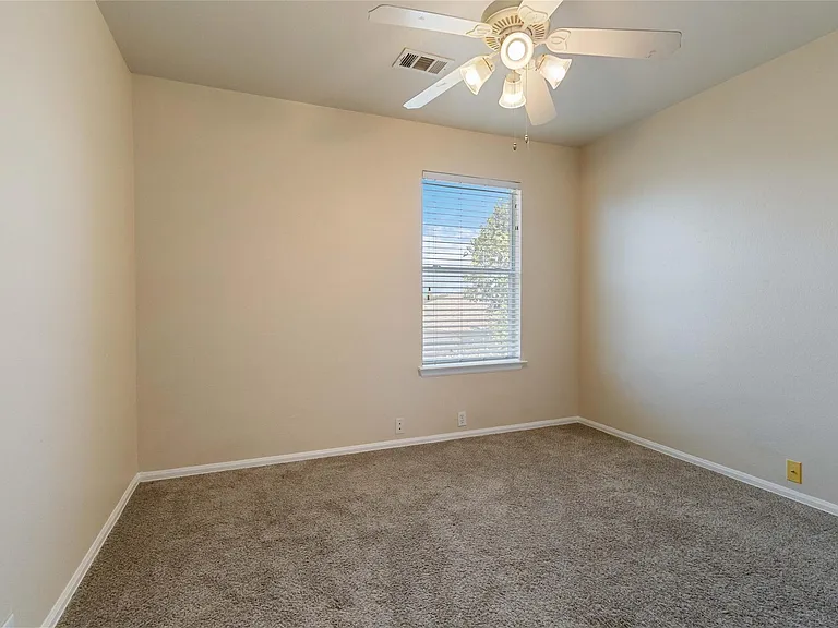 401 Spruce Dr — Photo 23