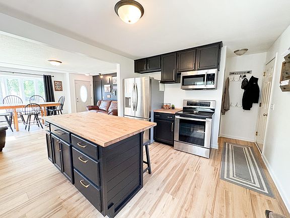 4th image of 810 E Division St