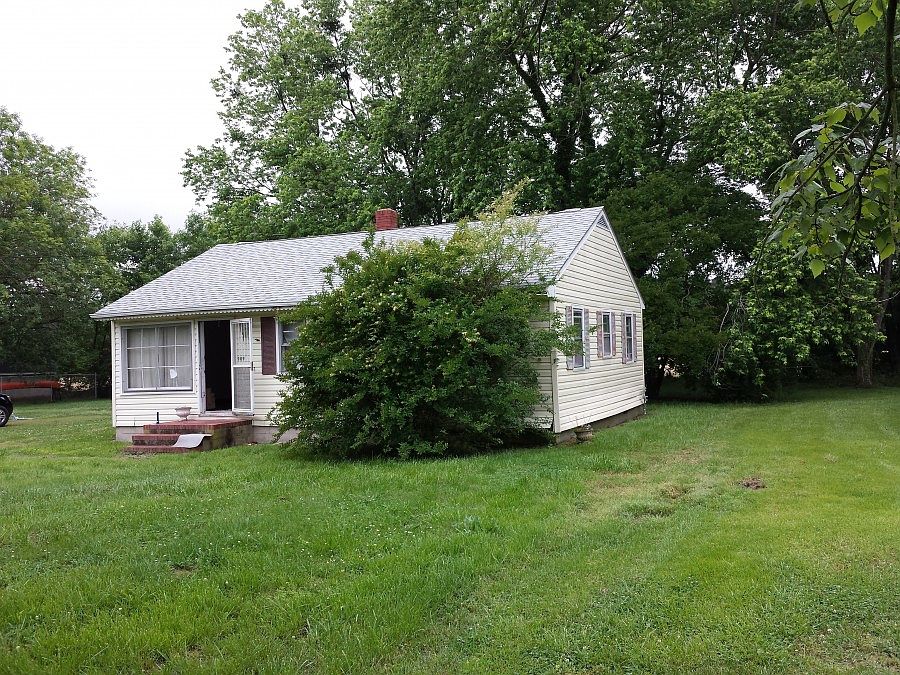 2nd image of 909 Maces Ln