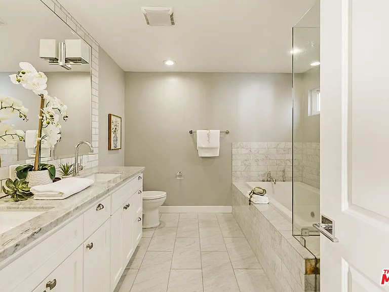 1026 S Windsor Blvd — Photo 40