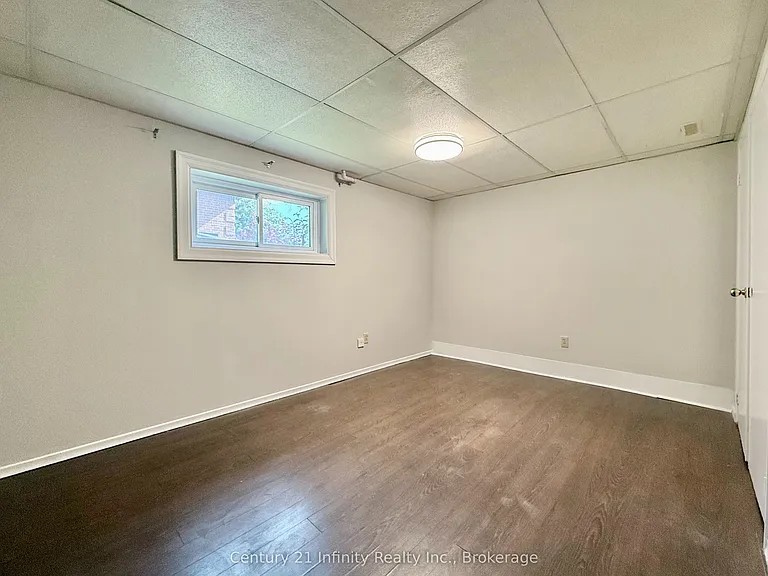 384 Leslie St — Photo 9