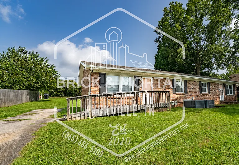 2407 Holbrook Dr — Photo 3