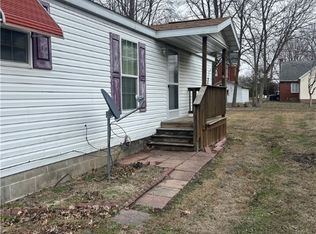 212 N Olive St, Saint Elmo, IL 62458