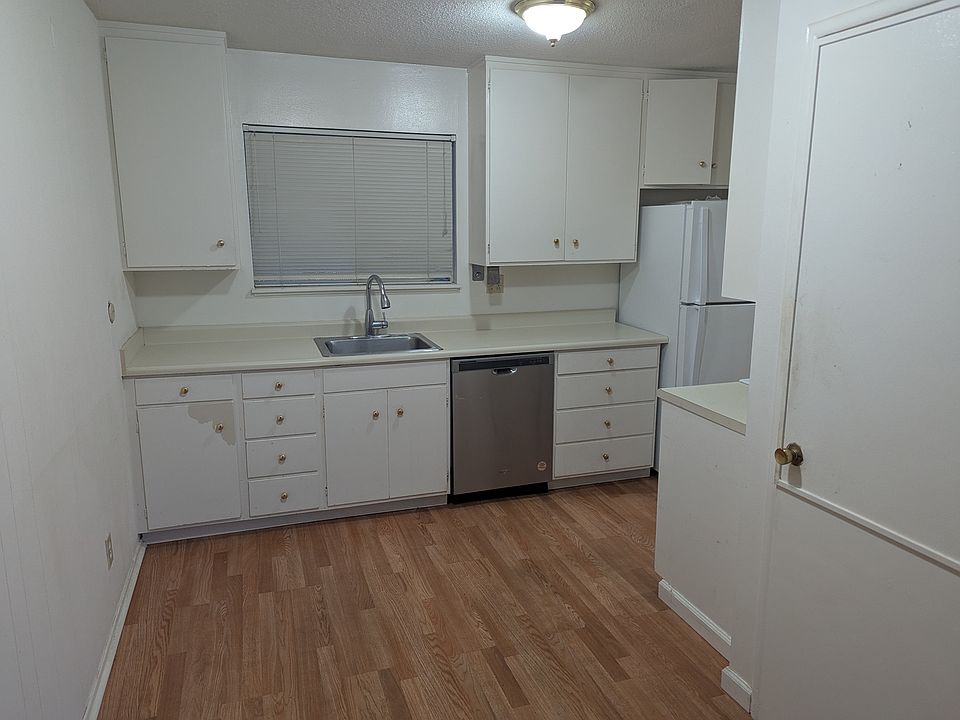1st image of 9 Circle Dr APT F
