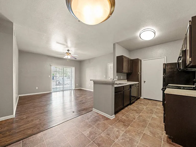 River Oaks Villas Apartments — Photo 13