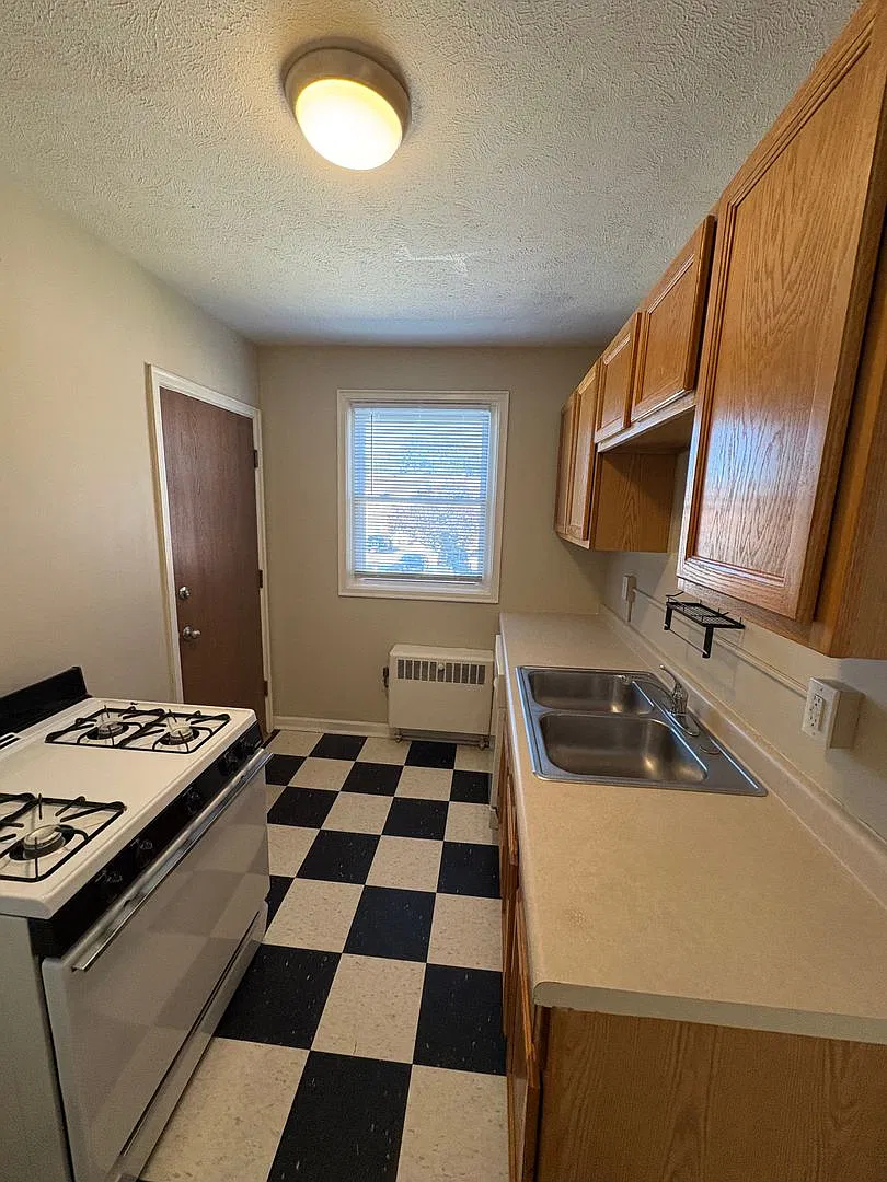 Hillside Court Apartments (3166 Davenport St.) — Photo 4