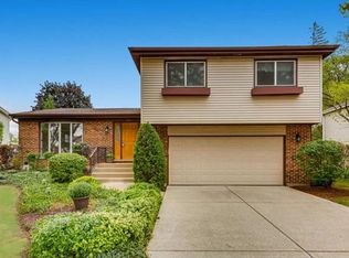 1619 E Barberry Ln, Mount Prospect, IL