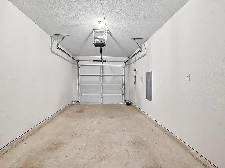 2153 Colby Ln — Photo 23