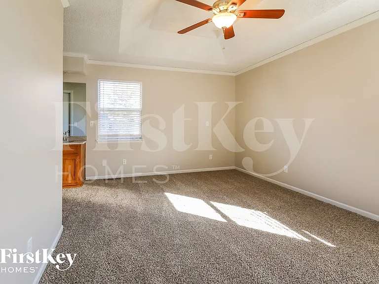 1601 NE Auburn Dr — Photo 6