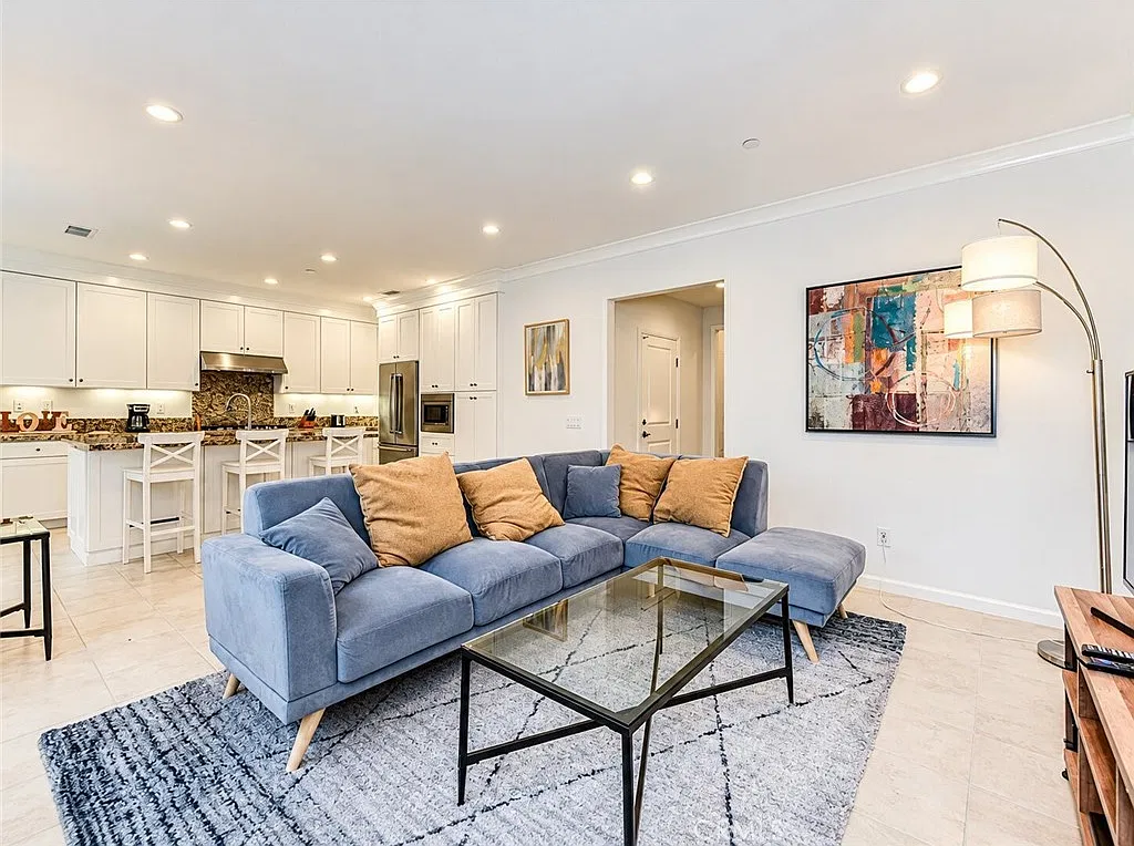 3 bed, 2.5 bath, 1772 sqft, $5,300 — Photo 4