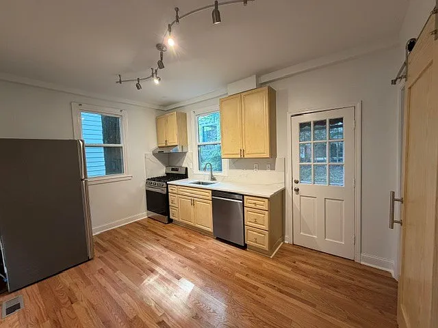 454 N Highland Ave NE #1 — Photo 3