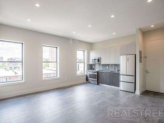 3rd image of 358 Kosciuszko St APT 4B