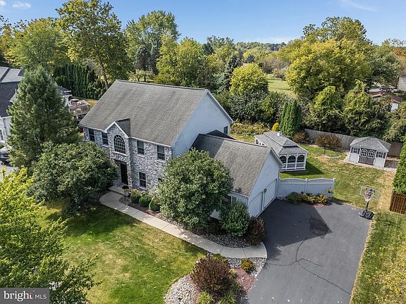3rd image of 1560 Willow Dr