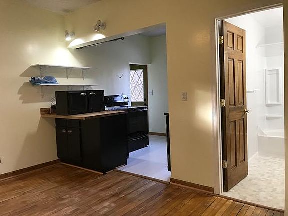 3rd image of 530 N 8th Ave W