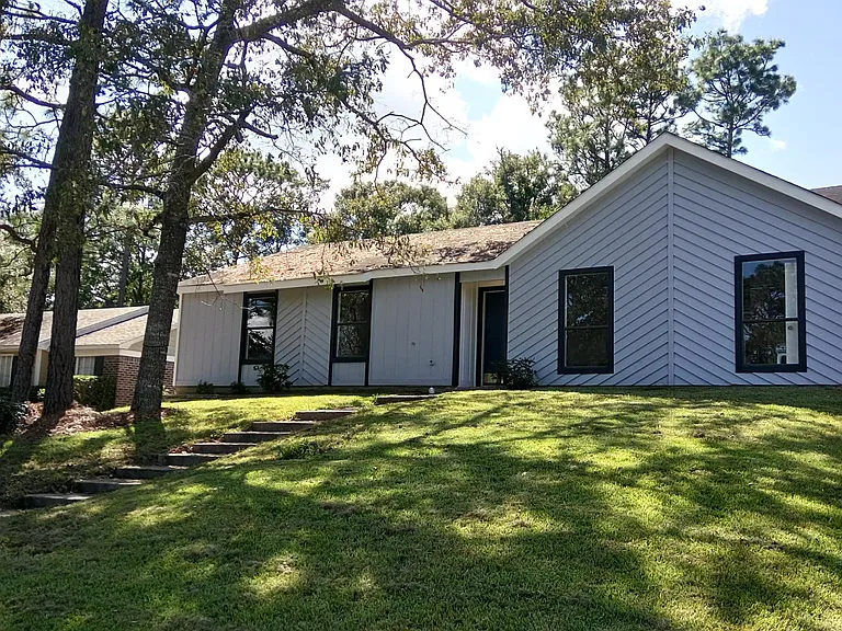 2220 Woodlea Dr W — Photo 1