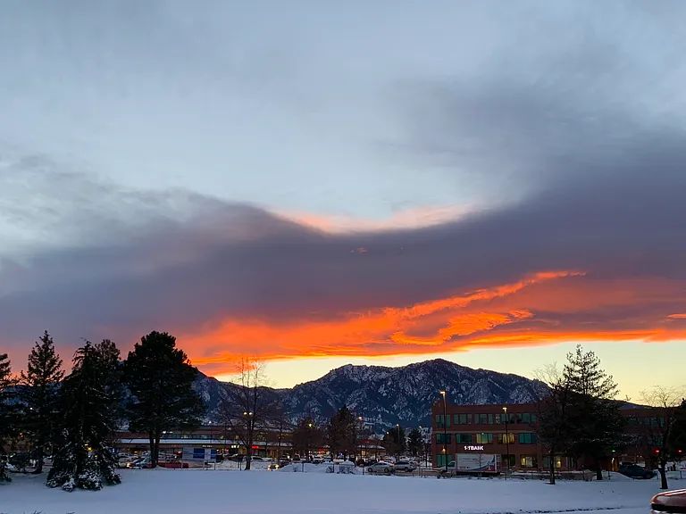Great location in Boulder, easy access to bike trails, hiking trails, campus, supermarket, shopping mall.. etc