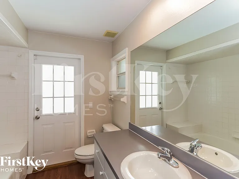 1411 Banbury Loop N — Photo 12