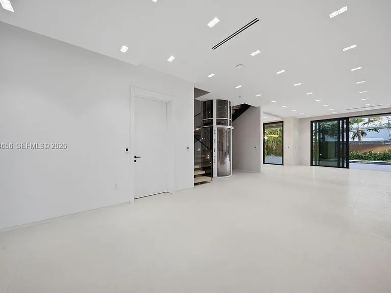 3318 NE 16th Pl — Photo 15